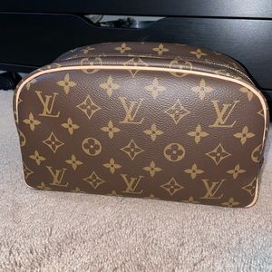 100% Authentic Louis Vuitton TOILETRY BAG 25